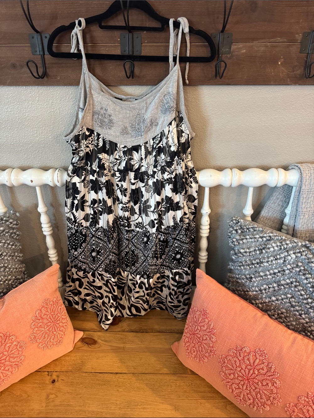 Young Threads NWT Women's Black & White Floral Tank Top with Embroidered Yoke